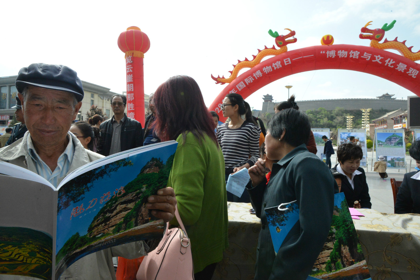 为群众免费发放《魅力庄浪》图书_meitu_10.jpg