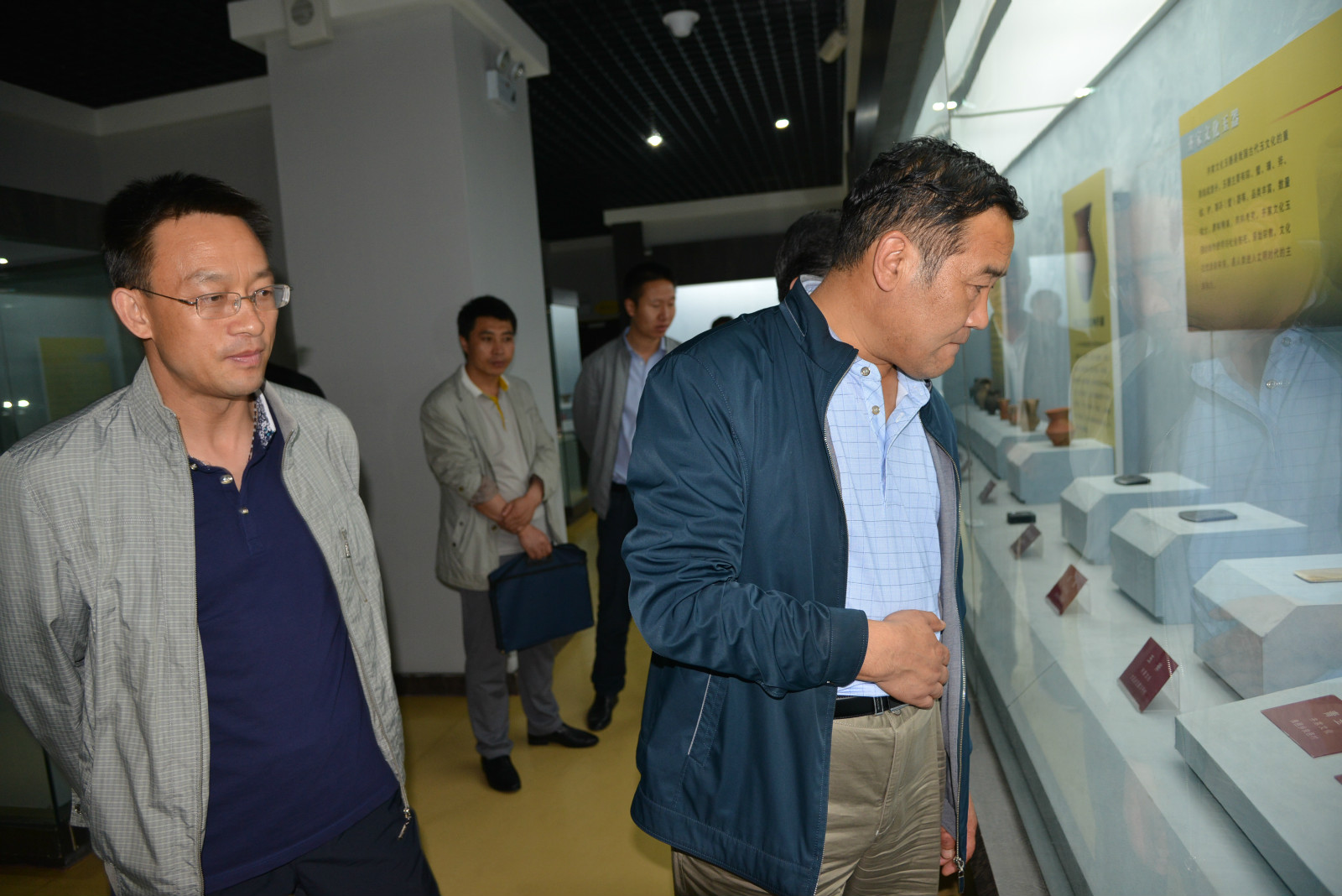 靳栓荣参观《庄浪县历代文物精品展》_meitu_3.jpg