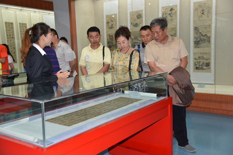 王红梅一行参观书画展览_副本.jpg 王红梅一行参观书画展览_副本.jpg