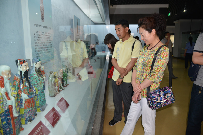 王红梅一行参观文物展览_副本.jpg 王红梅一行参观文物展览_副本.jpg