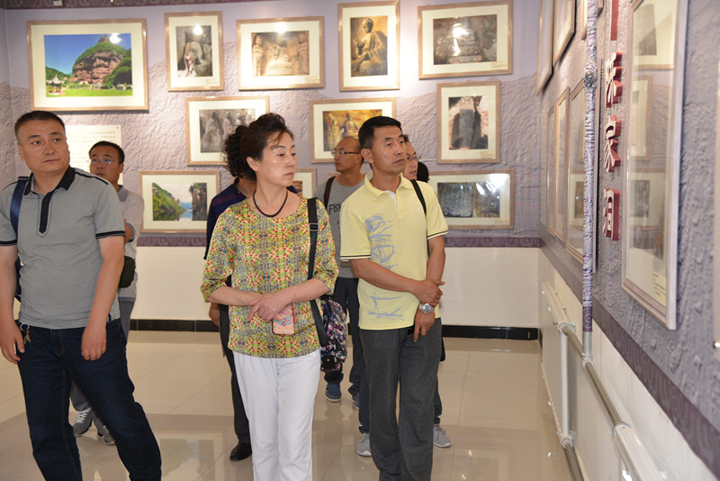 王红梅一行参观关山大景区文物遗址图片展_副本.jpg 王红梅一行参观关山大景区文物遗址图片展_副本.jpg